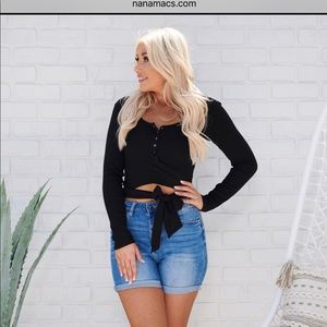Nanamacs love ties crop top 🖤🤍